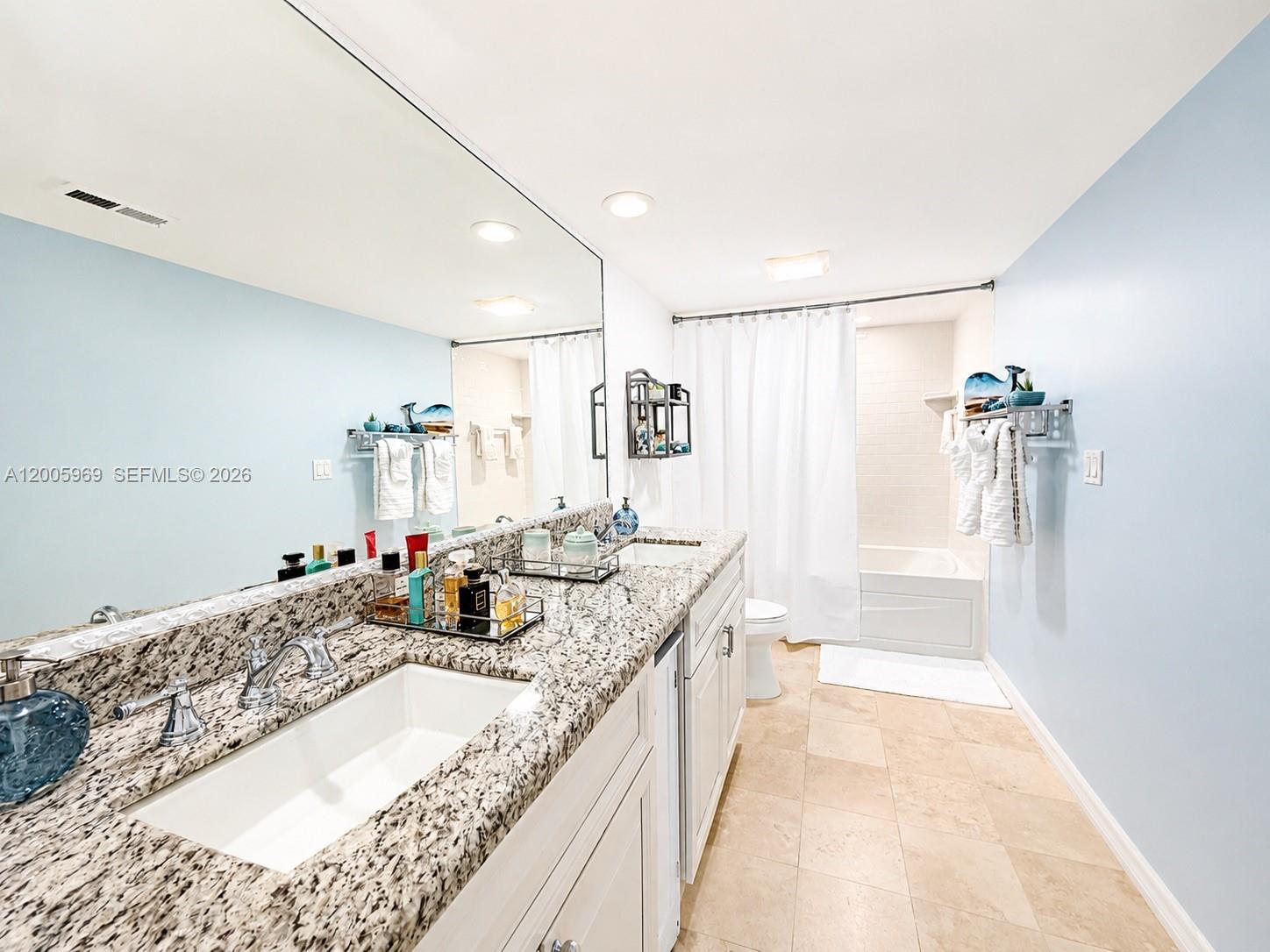 CARLYLE HOUSE CONDO - Residential