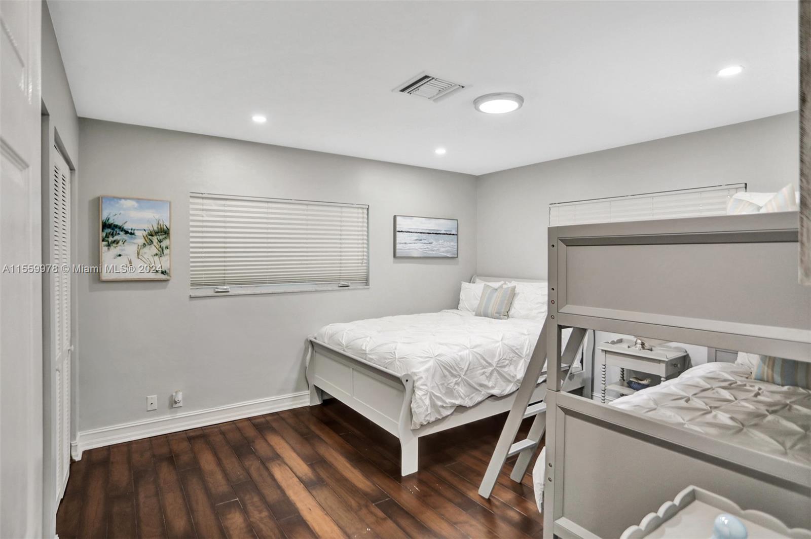 BEVERLY SHORES - Residential