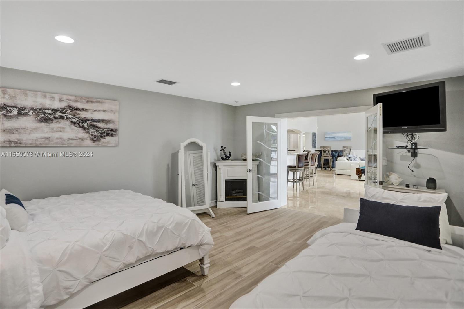 BEVERLY SHORES - Residential
