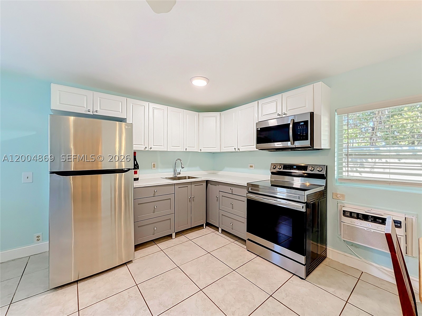 HOLLYWOOD LAKES SECTION - Residential