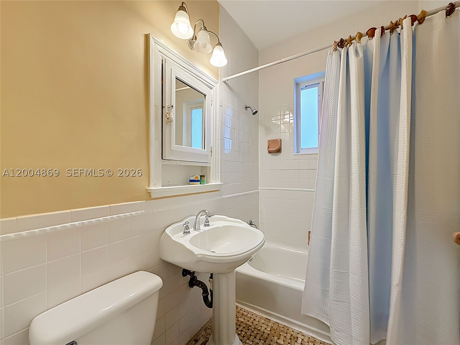 HOLLYWOOD LAKES SECTION - Residential