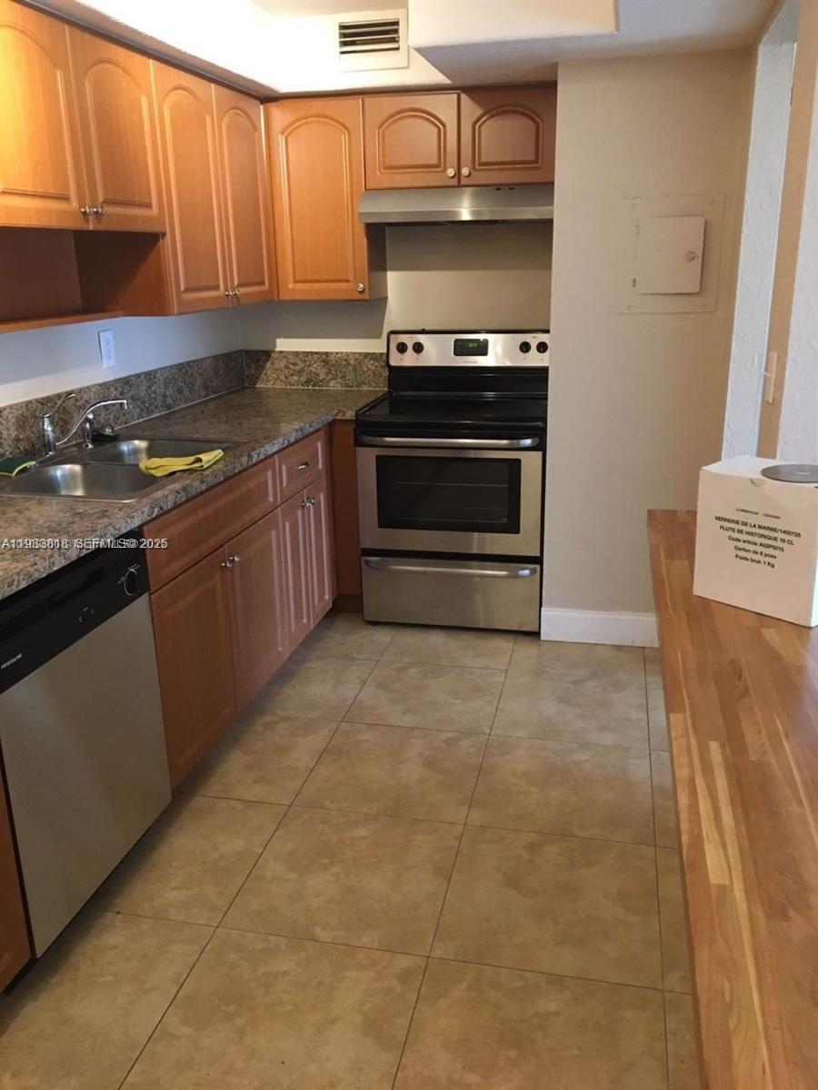 VENETIAN PALMS CONDO - Residential Lease