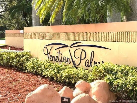 Large One bedroom/one bathroom located on the second floor walk up.  No elevator. Large walk in closet.  Near shopping, hospital and Dadeland mall.