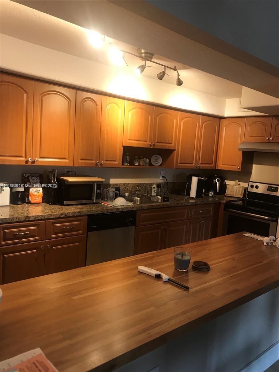 VENETIAN PALMS CONDO - Residential Lease