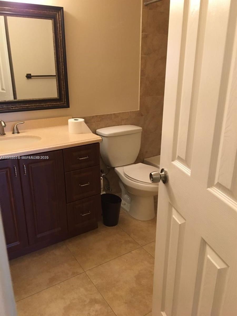 VENETIAN PALMS CONDO - Residential Lease