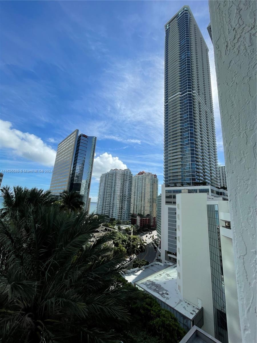 THE PLAZA 901 BRICKELL CO - Residential Lease