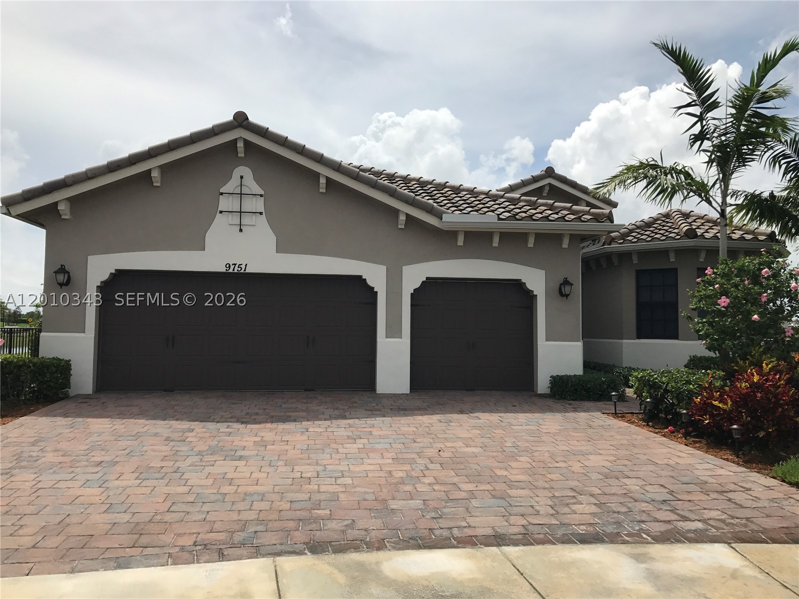 RARE OPORTUNITY,GRAND LOTS IN THE COMMUNITY!single Cumberland model is located in the MIRALAGO IN Parkland.Residents enjoy access to both Miralago and Cascata amenities, two resort-styles pools, fitnes centers, tennis courts, playgrounds,indorr basketball court and more.