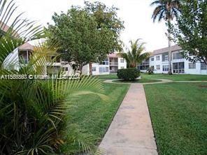 NICE CONDO 1 BEDROOM, 1.5 BATHROOM LOCATED IN THE HEART OF MARGATE. CLOSE TO SHOPPING, RESTAURANTS AND MAJOR ROADS. LARGE MASTER BEDROOM AND LARGE DINING AND LIVING ROOM. STAINLESS STEEL APPLIANCES -- new laminate floor