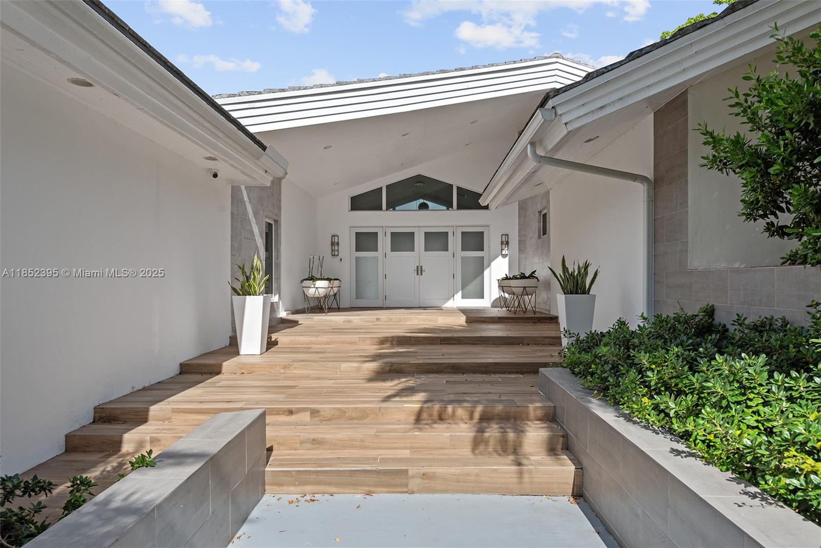 GOLDEN BEACH SEC D - Residential