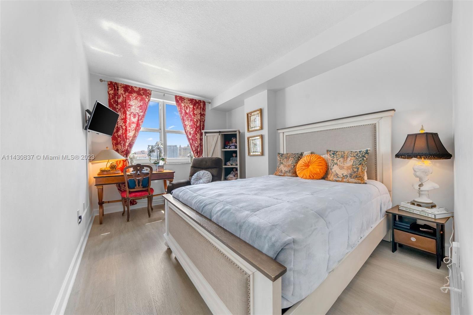 DOUGLAS GRAND CONDO - Residential