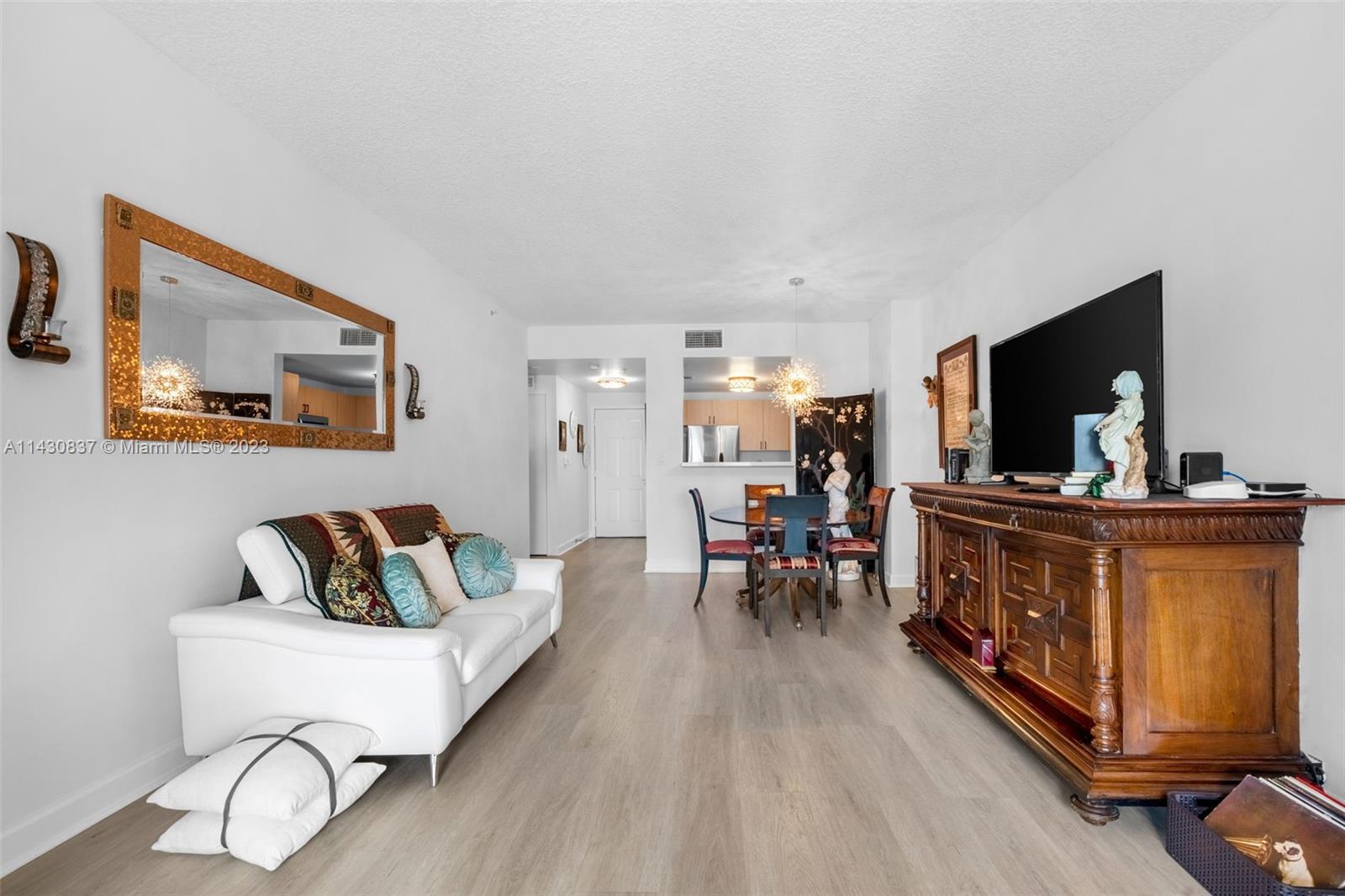 DOUGLAS GRAND CONDO - Residential