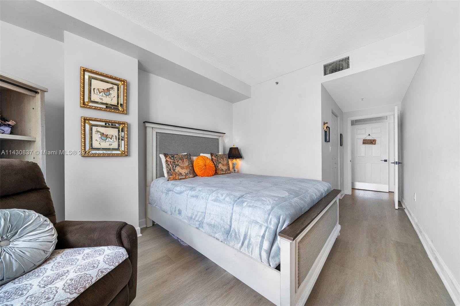 DOUGLAS GRAND CONDO - Residential