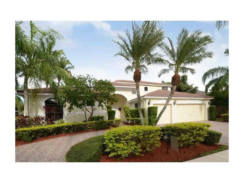 EXPANDED CUSTOM BUILD COURTYARD HOME WITH 6 BEDROOMS & 5 BATHS IN MAIN HOUSE PLUS 1 BR/1 BA GUEST HOUSE. MAGNIFICENT VIEWS FROM MBALCONY OVERLOOKING HEATED FREEFORM POOL & SPA, 12' CEILINGS, SOLID OAK WOOD FLOORS, KITCHEN W/GRANITE & OAK CABINETS W/CUSTOM  QUARTZ, & COOKING ISLAND. FIREPLACE IN LR&DR W/LAKE VIEWS. SPACIOUS MASTER BATH W 2 WALK IN CLOSETS & HUGE BATH. SURROUND & OUTDOOR SPEAKERS, LAUNDRY SHOOT, CR DRIVE, WESTON'S "A" RATED SCHOOLS IN GATED, LUXURY GOLF COMMUNITY OF WESTON HILLS!