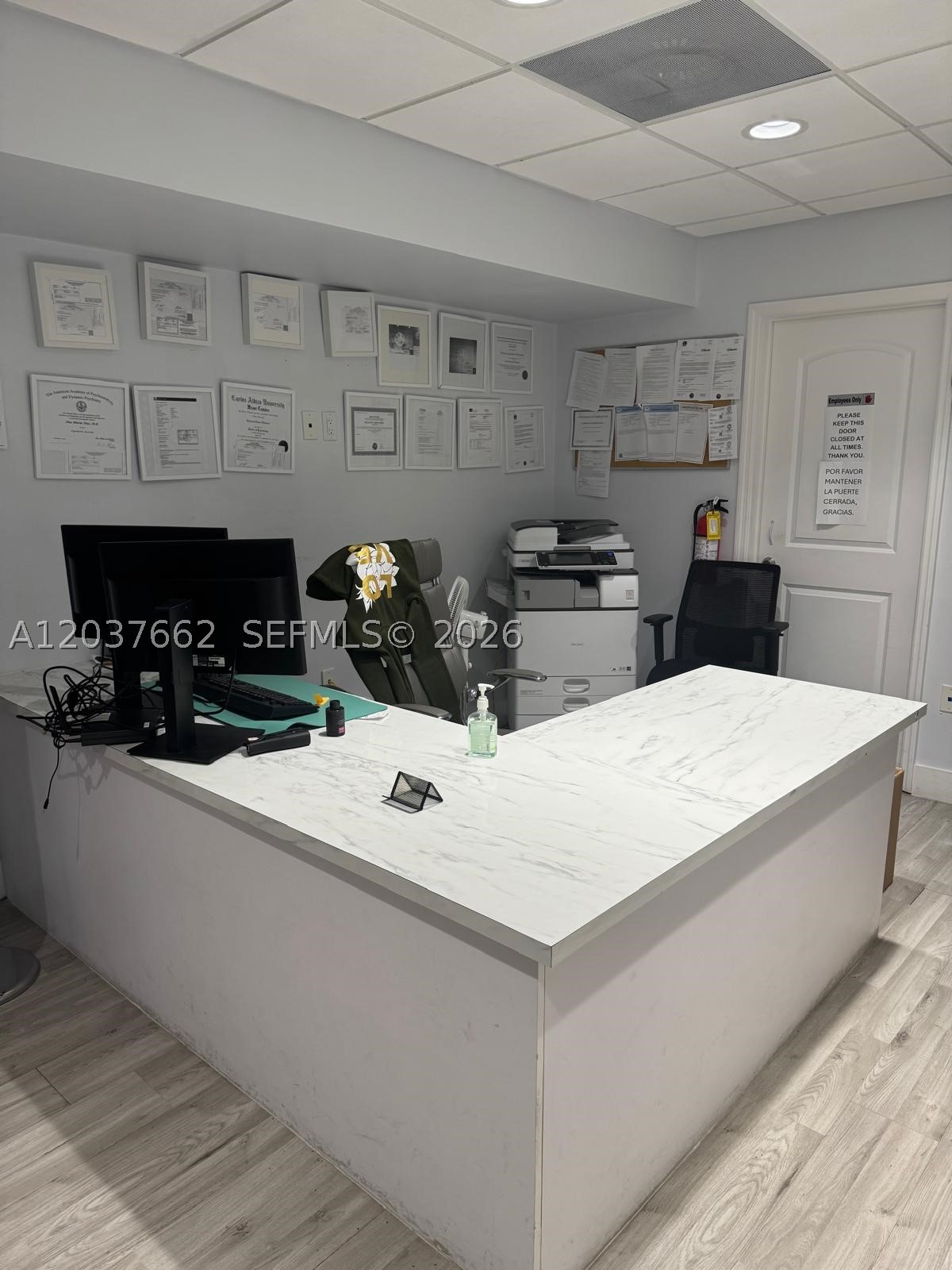 Main image without alt text