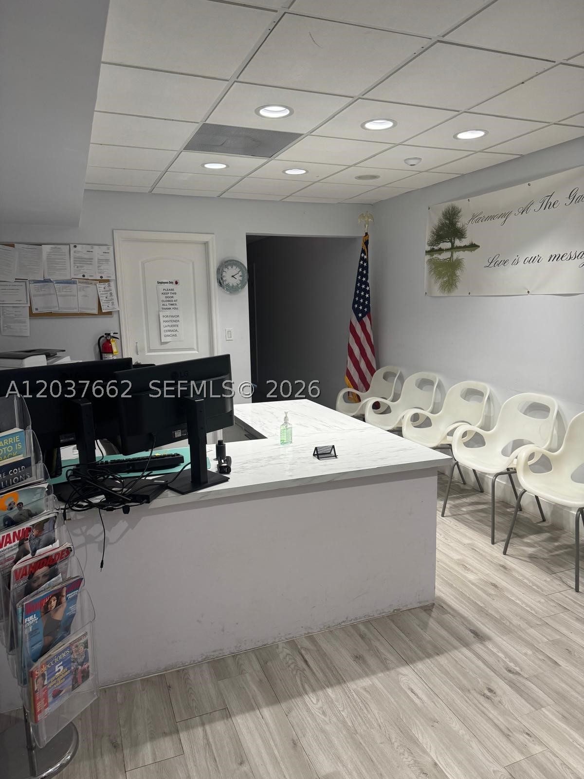 Main image without alt text