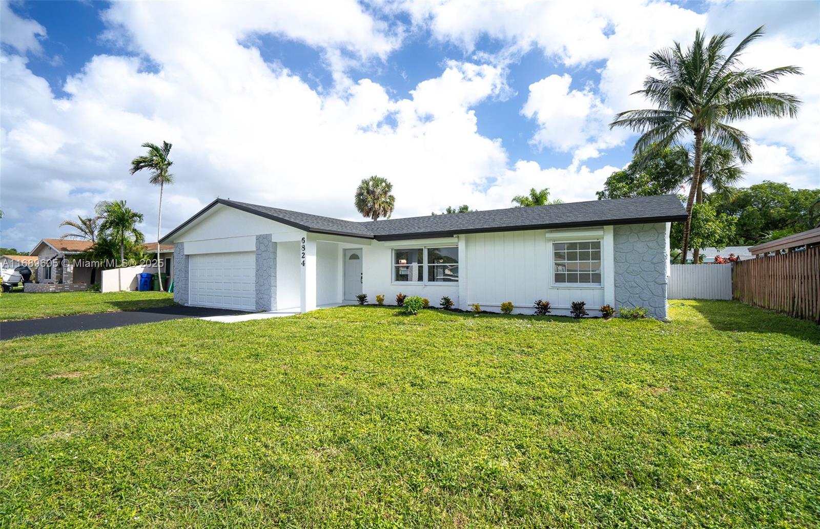 Welcome Home!
This beautifully 3-bedroom, 2-bathroom home is waiting for you. Enjoy peace of mind with a brand-new roof, the spacious double car garage provides convenience, while the kitchen features all new appliances. Located in a prime area, this house is bathed in natural light, creating a warm and welcoming environment. Don't miss out on this wonderful opportunity!