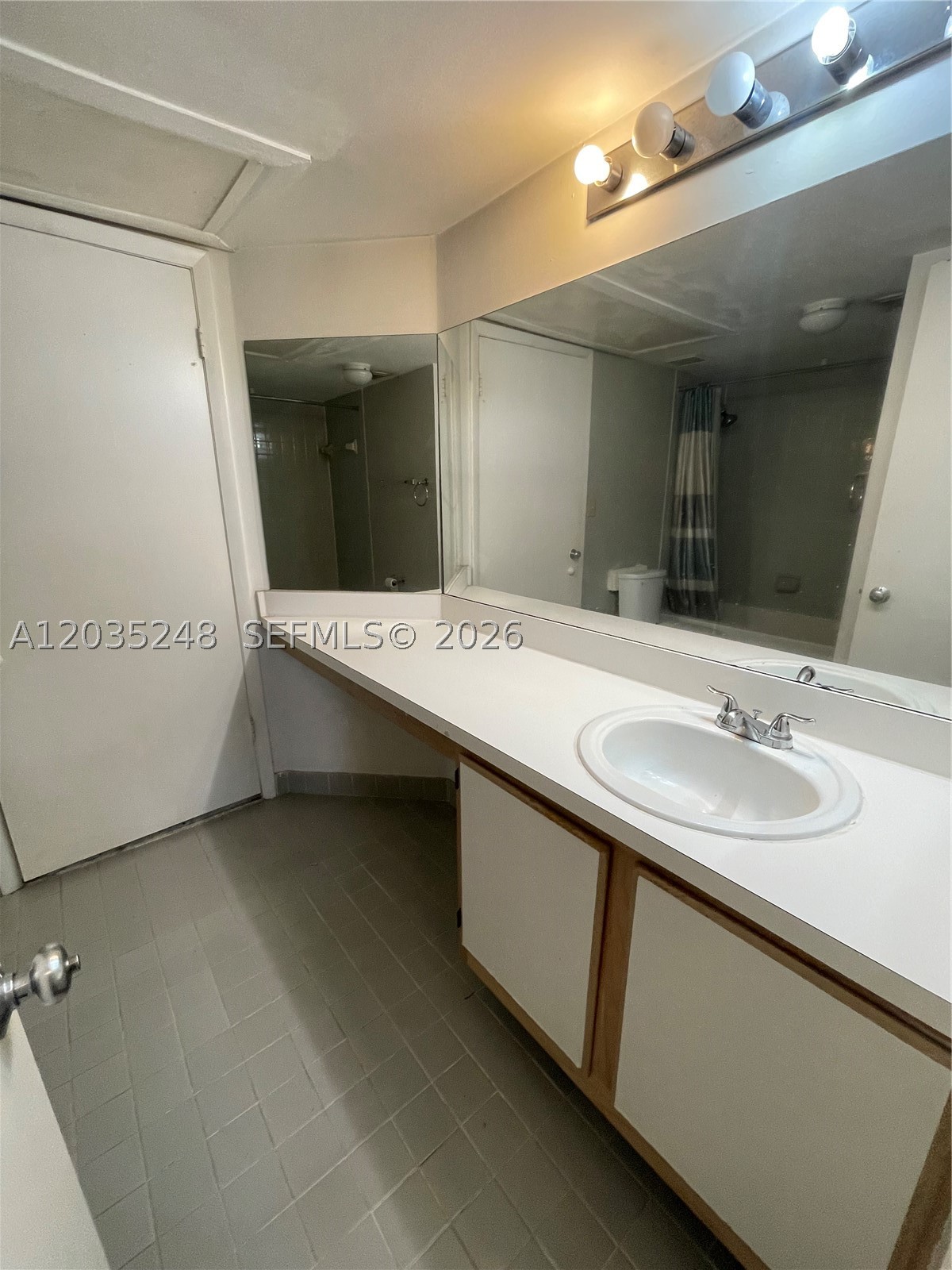 LAKEVIEW CLUB CONDO - Residential Lease