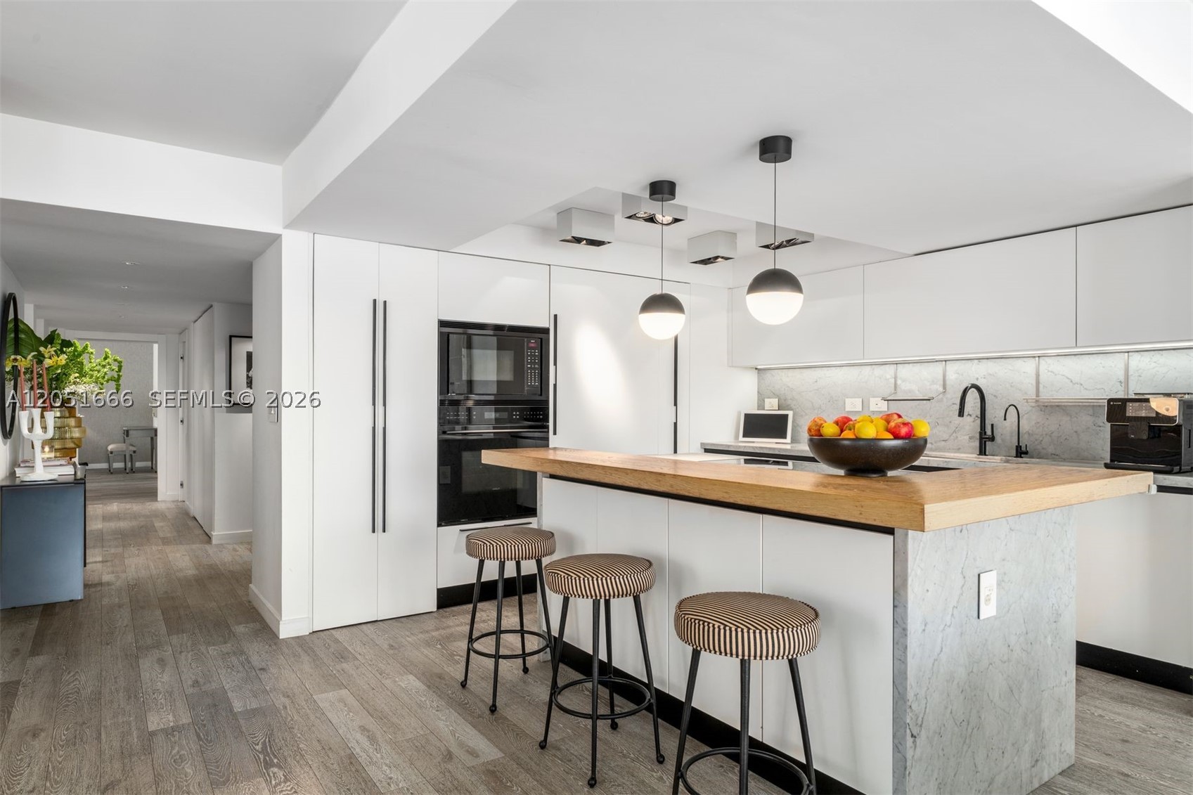 COMMODORE CLUB SOUTH COND - Residential