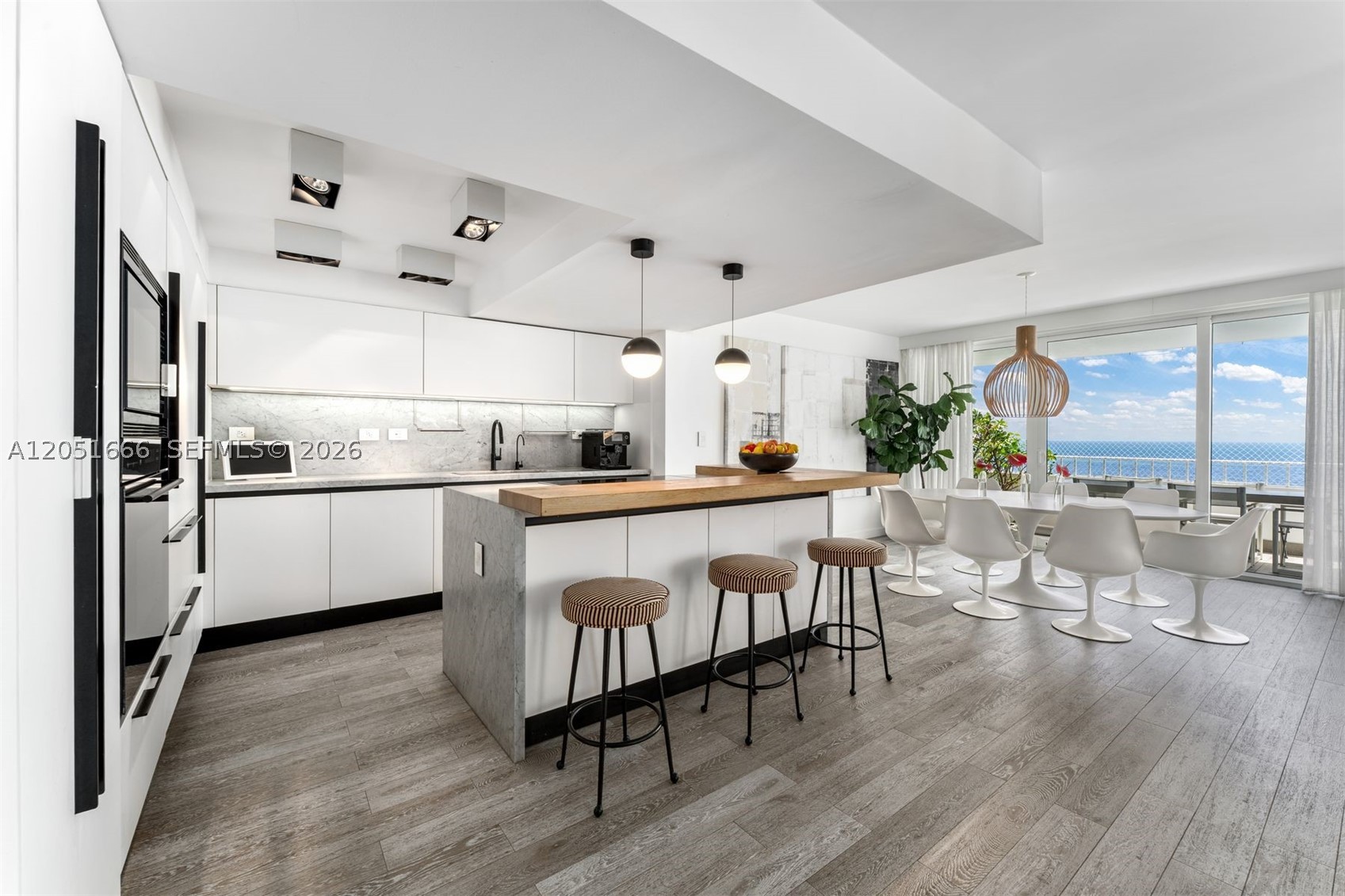 COMMODORE CLUB SOUTH COND - Residential