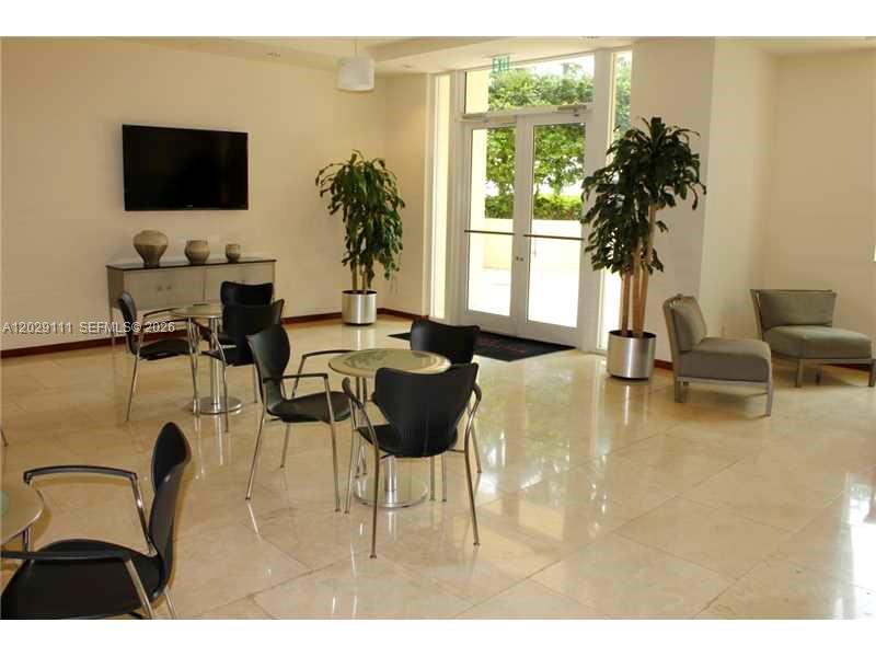 THE METROPOLITAN CONDO - Residential Lease