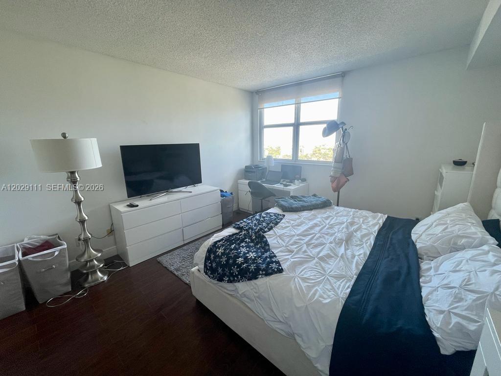 THE METROPOLITAN CONDO - Residential Lease
