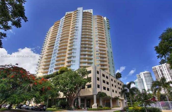 THE METROPOLITAN CONDO - Residential Lease