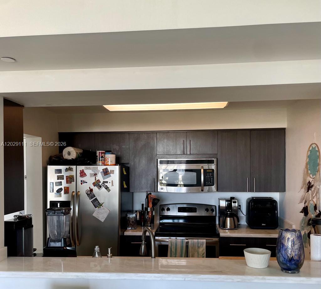 THE METROPOLITAN CONDO - Residential Lease