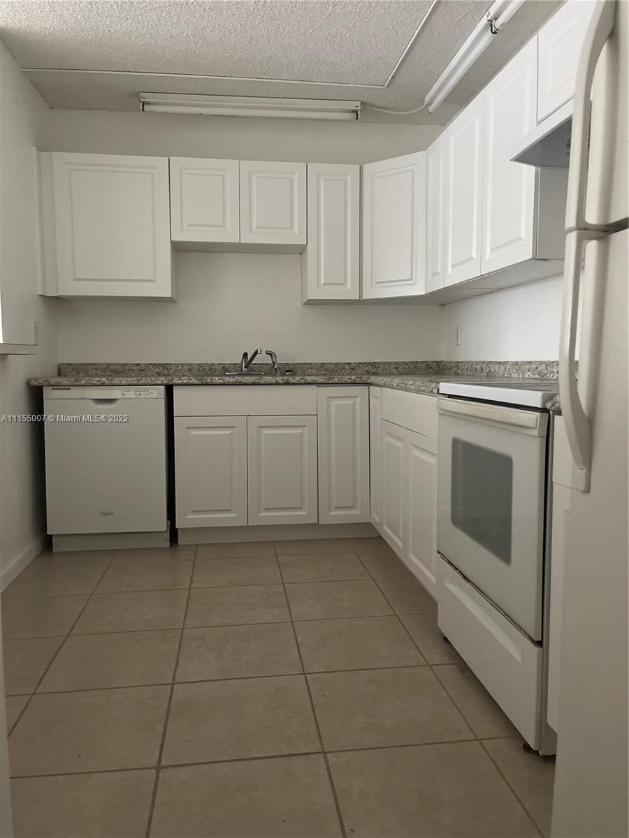 NARANJA LAKES CONDO NO 5 - Residential
