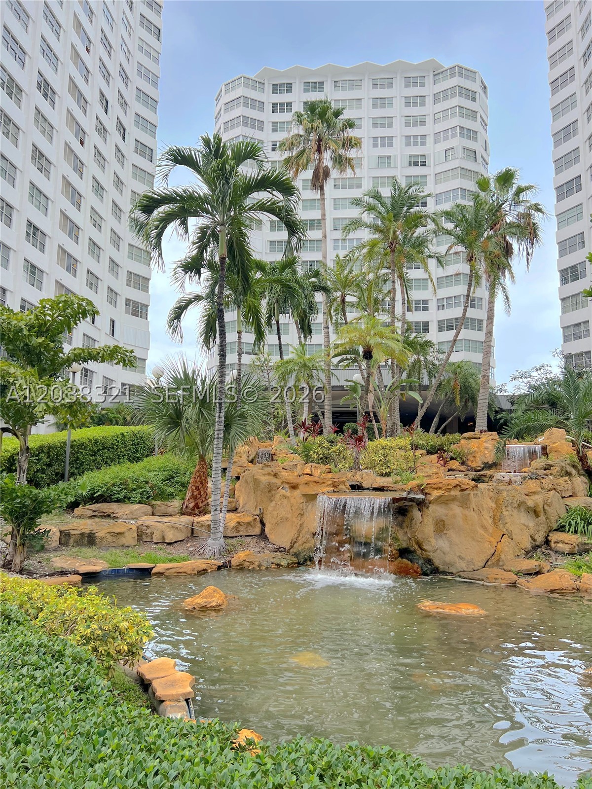 Great unit in a full-service building located in the heart of Brickell’s Financial District. Rent includes electricity. Just steps from Mary Brickell Village, Brickell City Centre, top restaurants, shops, and Brickell’s vibrant nightlife. Enjoy resort-style amenities including two pools, a jacuzzi, BBQ area, on-site restaurants, and much more. Easy to show. Don’t miss this opportunity!