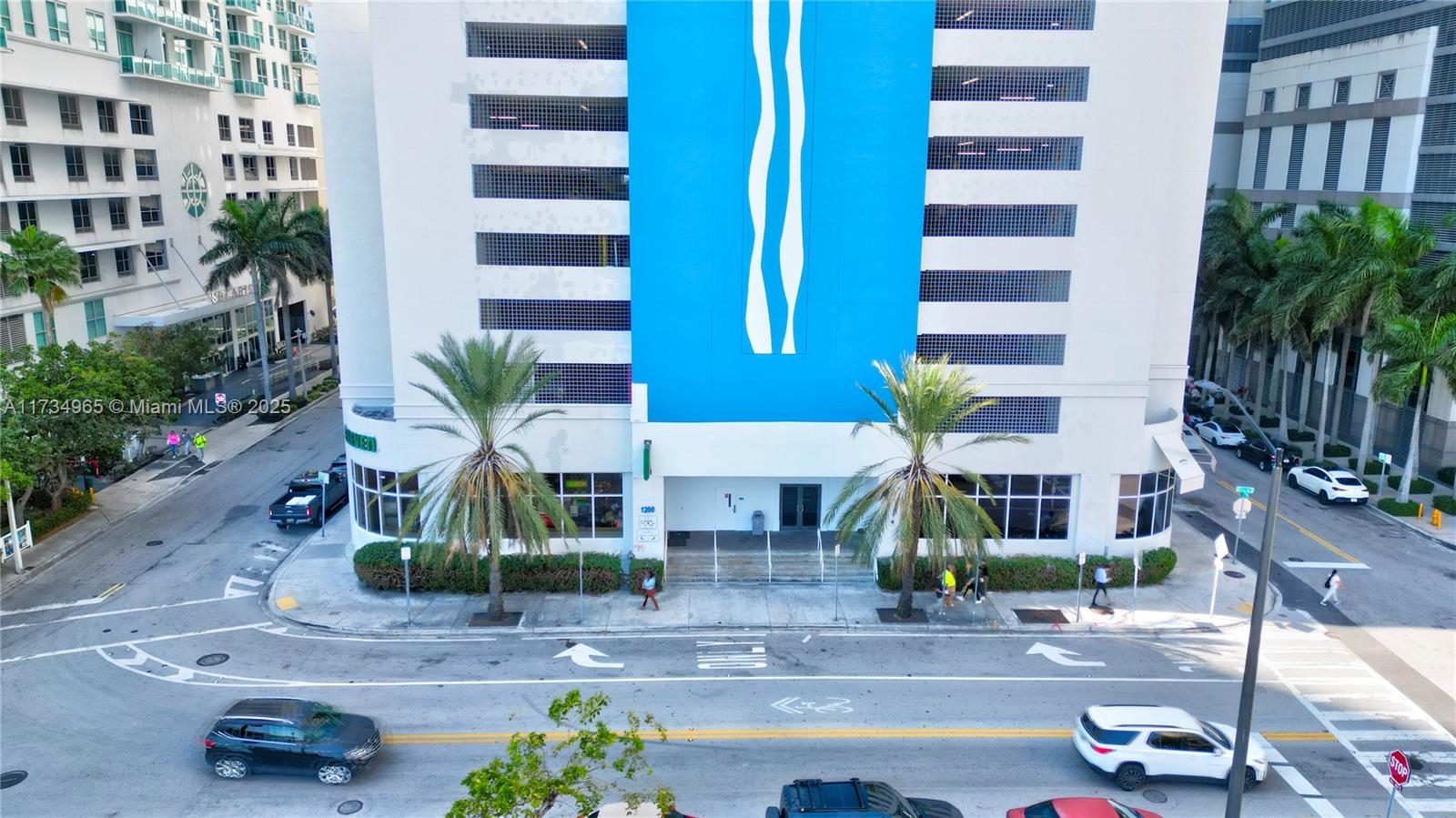 Stylish 1Bed/1Bath Condo in the Heart of Brickell. Modern kitchen & bathroom, a spacious walk-in closet, & in-unit washer/dryer. Large balcony accessible from the living room & bedroom, perfect for entertaining w/ breathtaking city & bay views. Unit includes 1 assigned covered parking space & is within walking distance of Brickell Ave, fine dining, shopping, & the Metrorail. Located in a luxury building w/ NO short-term rental restrictions, making it one of the few Airbnb-friendly options in Brickell. Residents enjoy resort-style amenities: 24-hour concierge & security, two swimming pools, a Jacuzzi, a fitness center, a steam room, a game room, a business center, and a kids’ room. HOA cover water, sewer, basic cable, and internet.