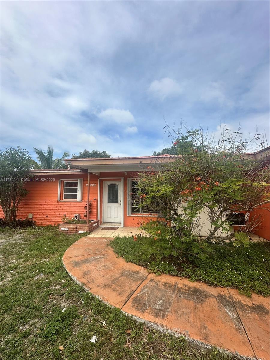 3 beds 1 bath in a great area. Big lot. No leaks but roof is outdated. Only cash offers with 0 DAYS INSPECTION will be considered. Additional terms must include that a hold harmless to be signed waiving reoccupancy as well as inheriting ALL CODE VIOLATIONS for commercial vehicles parked in front of house. No assignability, No owner finance, No subject to existing payment offers will be considered. CASH ONLY