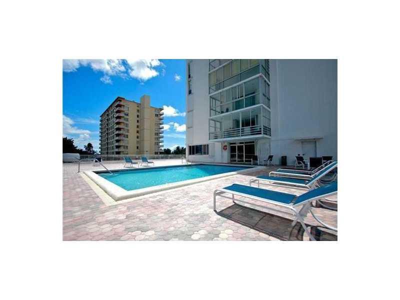 Beautiful 2 bedroom condo on the south side of Brickell, close to the highway access and walking distance to restaurants and shops. Nice wood floors, very spacious. No Balcony. Building amenities include pool and gym