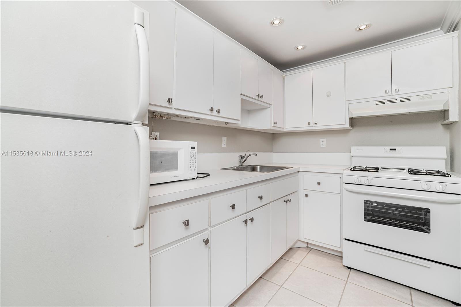VILLAS OF PINECREST CONDO - Residential Lease