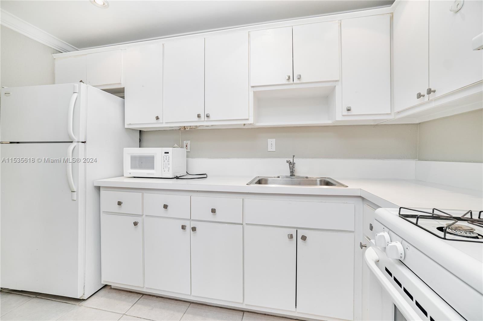 VILLAS OF PINECREST CONDO - Residential Lease
