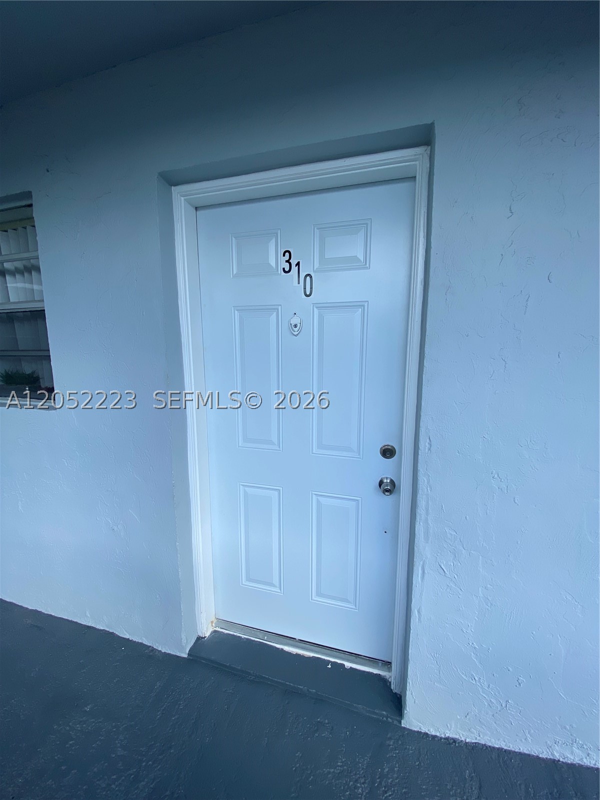 Beautiful 2-bedroom, 2-bathroom apartment, recently painted and move-in ready! Bright and spacious layout, white kitchen and plenty of natural light throughout. Comfortable and inviting, perfect for living and entertaining. Great location and excellent condition!