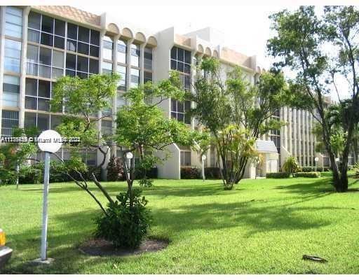 2 bedroom apartment in the heart of Hallandale. Safe community close to the park and beach and walmart. Close to Hallandale beach blvd. Laundry on each floor. Deposit to association will be paid by tenant
