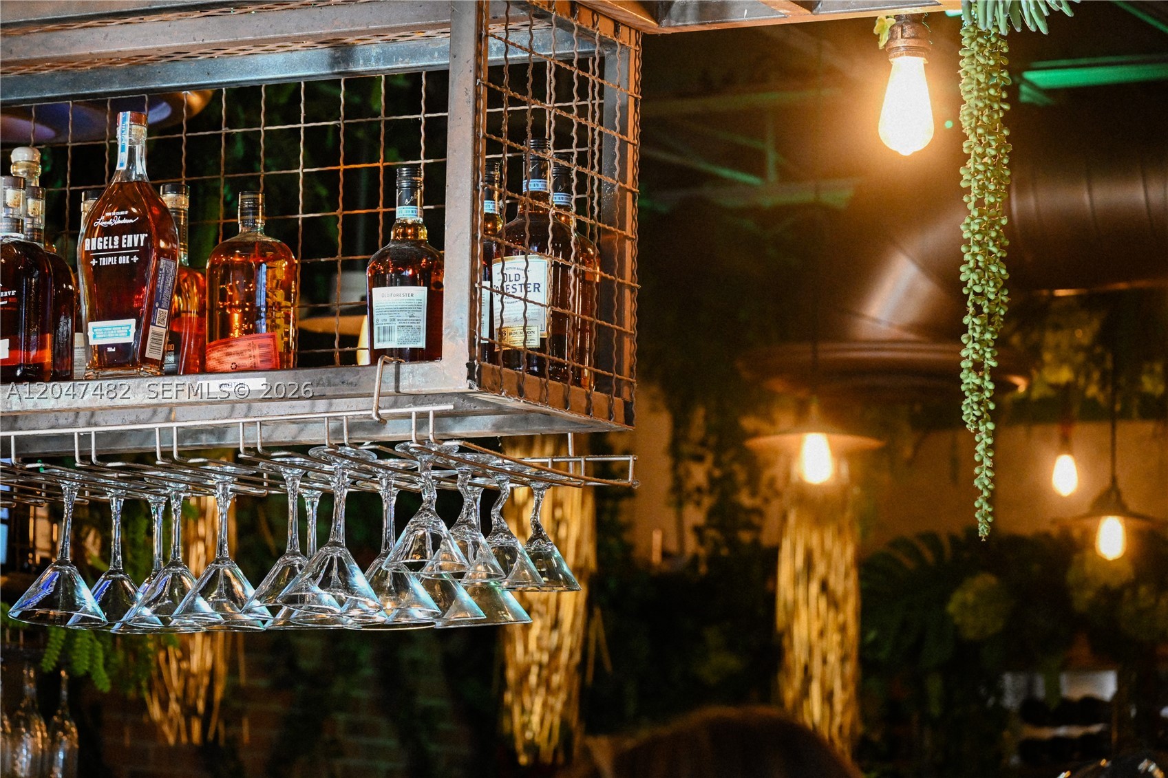 Turnkey opportunity to acquire SINS Gastrobar, a fully operating restaurant featuring a modern fusion cuisine concept. All licenses and permits are current and fully renewed. The current rental amount is not negotiable. Seller prefers a Key Money Agreement.