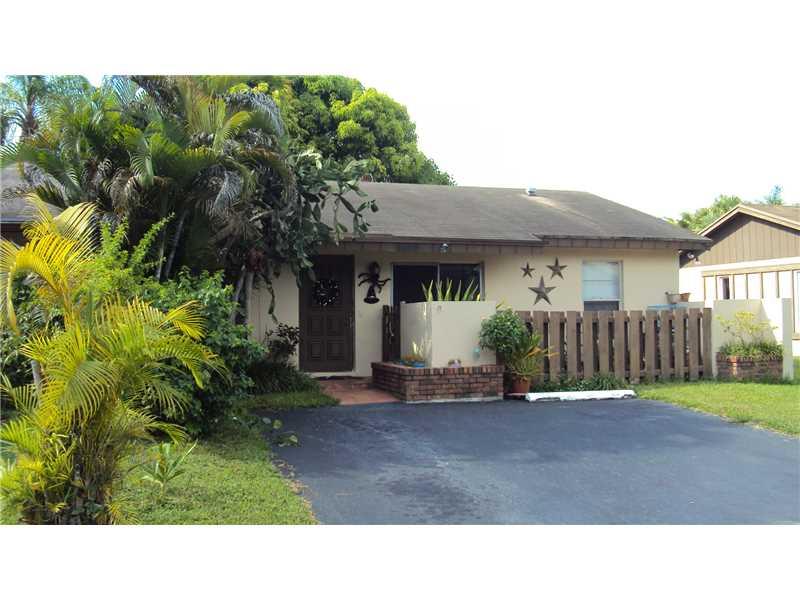 Excellent location for one level townhouse,corner unit,low maintenance,big patio fenced,den converted to third room.For appointments call listing agent,before showing proof of loan approval as per owner requested.