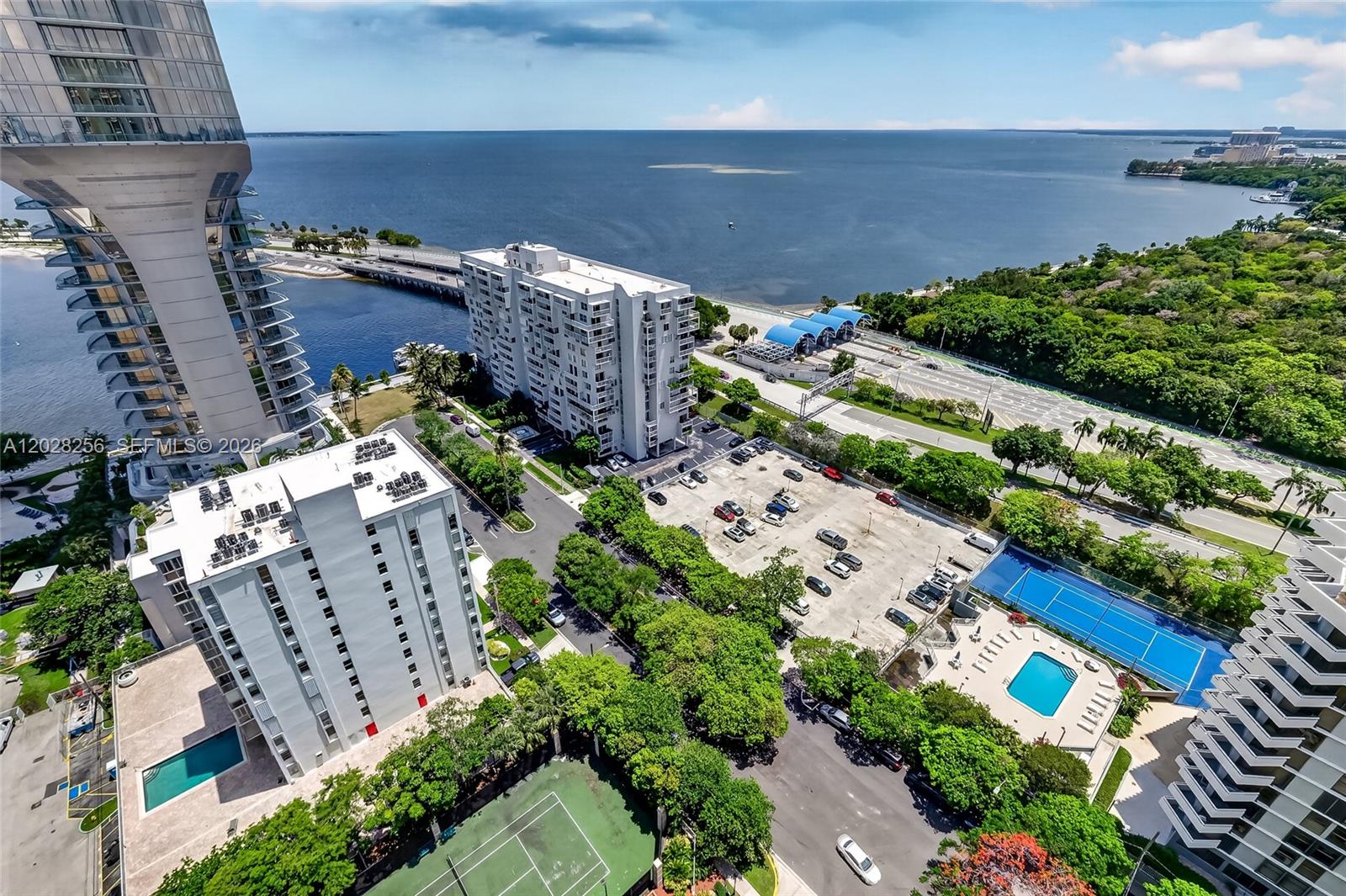 THE METROPOLITAN CONDO - Residential