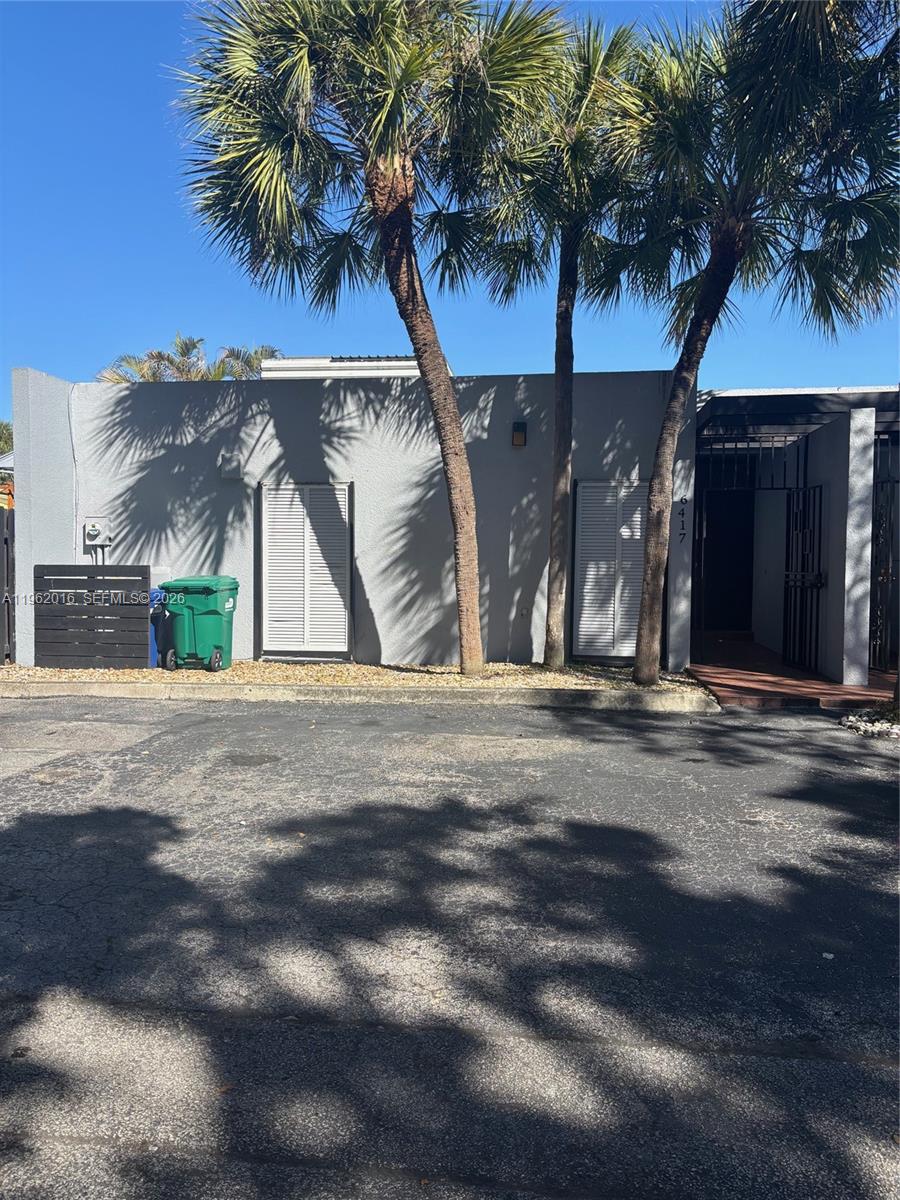 Spacious single-story, lakefront townhome with open layout in the heart of Miami Lakes, located in desirable Windmill Gate. This 2BR/2BA home features a modern kitchen with stainless steel appliances, black countertops, and island, ample closet space, and upgraded bathrooms.  Walk to schools, parks, shopping, and library, with easy highway access. Renter’s insurance required.