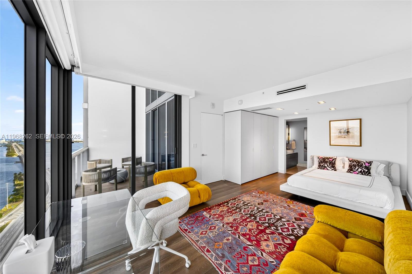 BLUE CONDO - Residential