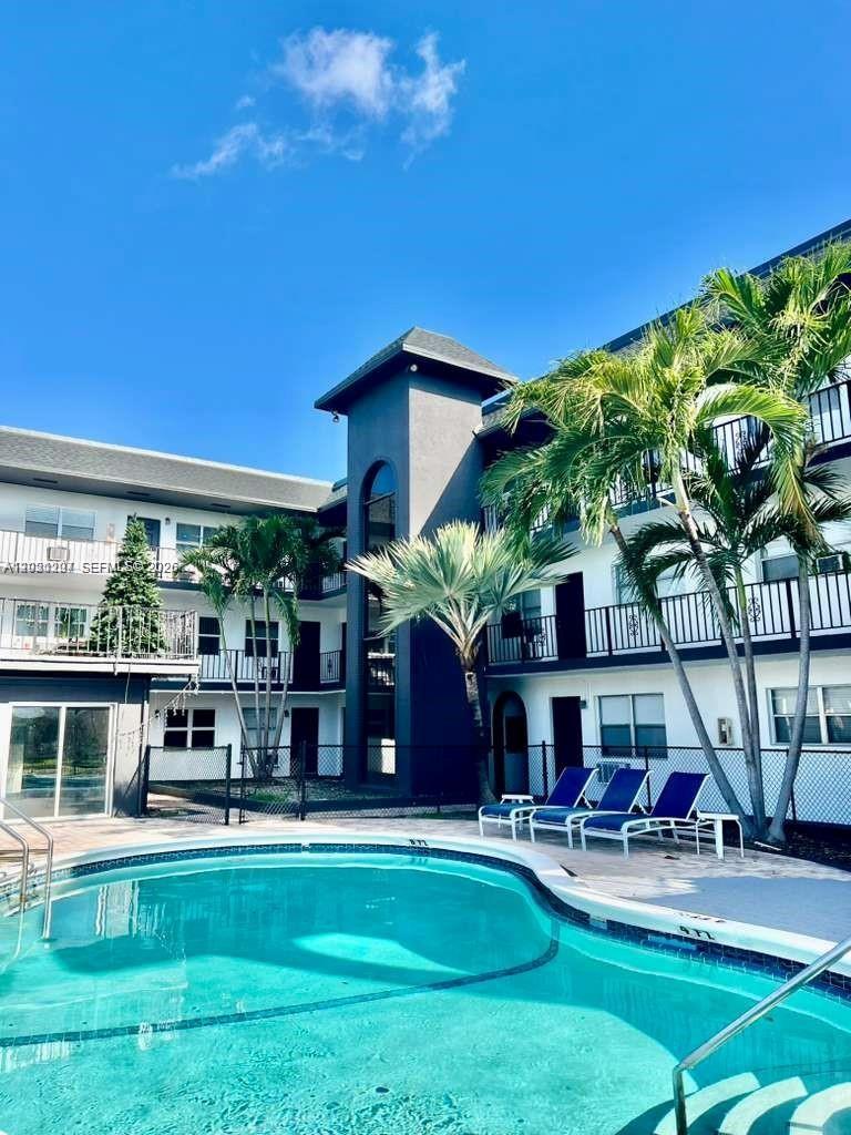 UNIT RENOVATED WITH LAMINATED FLOORS. FRESHLY PAINTED. LARGE PRIMARY BEDROOM WITH WALKING CLOSET. WASHER AND DRYER IN THE UNIT. CLOSE DOWNTOWN FORT LAUDARDELE, 10 MINUTES FROM LAS OLAS AND 15 MINUTES FROM THE BEACH. THE UNIT IS RENTED UNTIL DECEMBER 2026