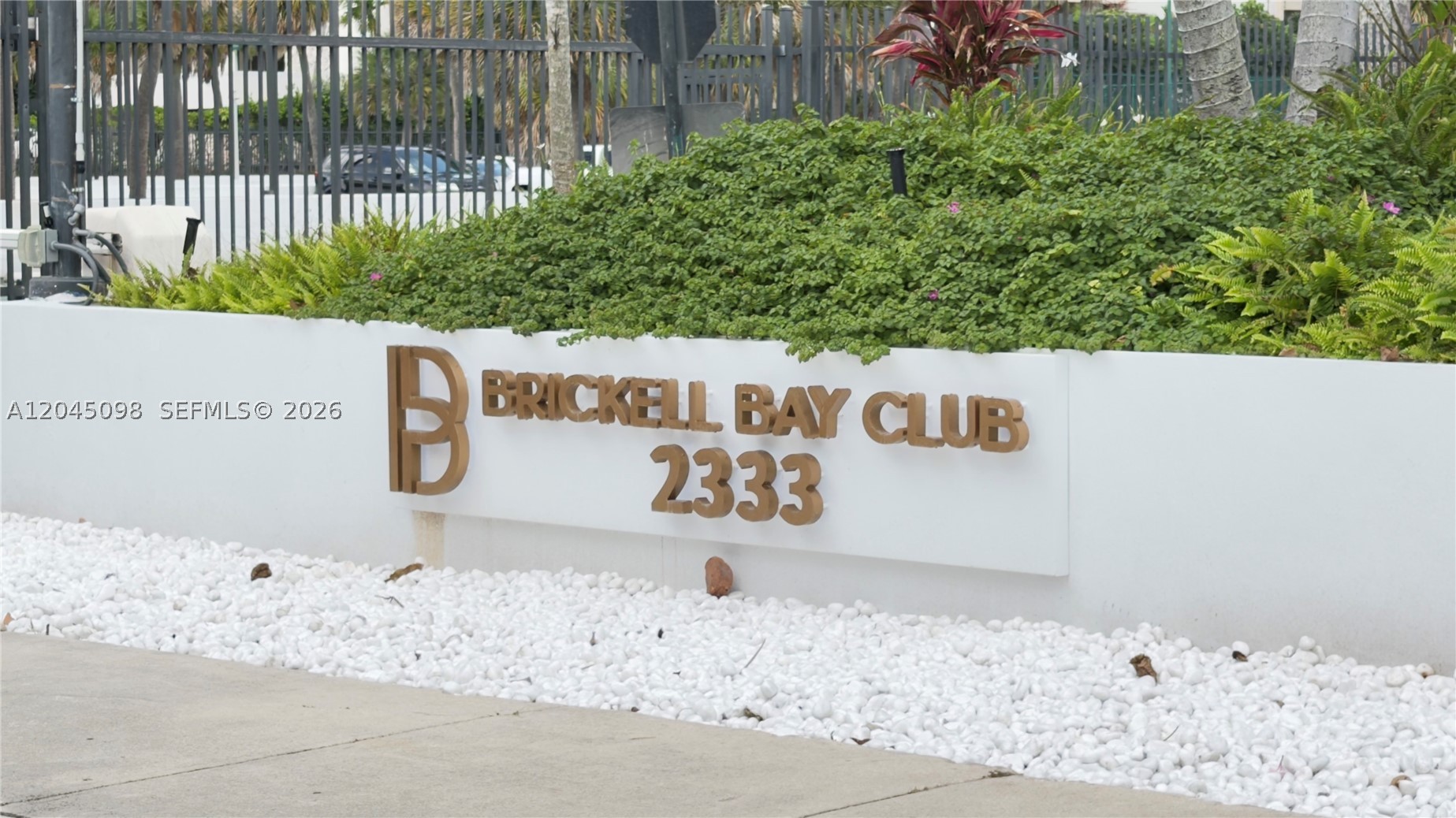 Fully renovated and move-in ready! This beautifully updated residence features elegant porcelain tile floors, an in-unit washer and dryer, and modern finishes throughout. 24-hour concierge and security, Resort-style pool
Tennis and pickleball courts, Fitness center, Valet parking, Marina access, Beautiful Biscayne Bay views from common areas, Minutes to Key Biscayne, Brickell City Center, and Downtown Miami, Offered furnished or unfurnished to suit your needs. Ideally located on prestigious Brickell Avenue, just minutes from Key Biscayne, Brickell, Downtown Miami, world-class dining, shopping, and entertainment. Enjoy the perfect blend of comfort, convenience, and prime location.