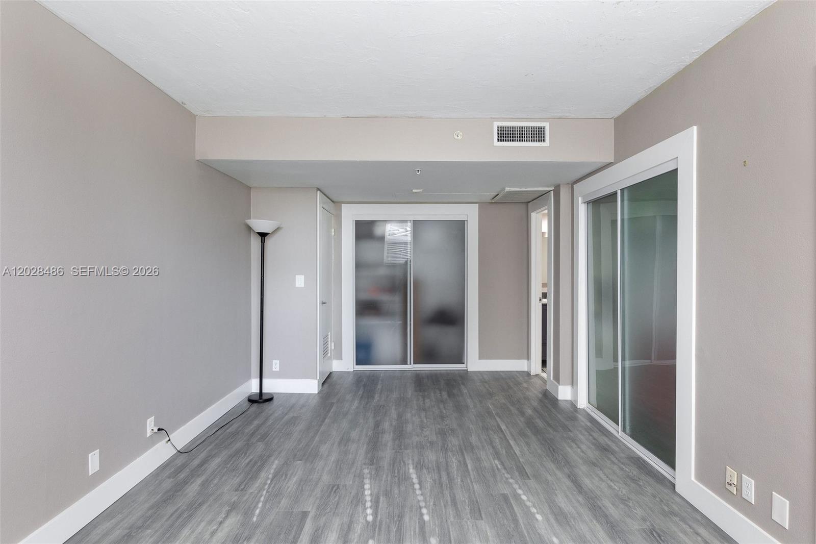 RESIDENCES ON HOLLYWOOD B - Residential Lease