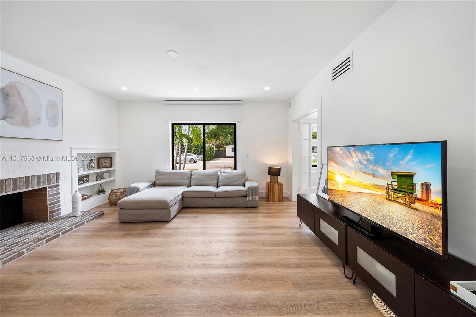 ROYAL PALM VILLAS - Residential