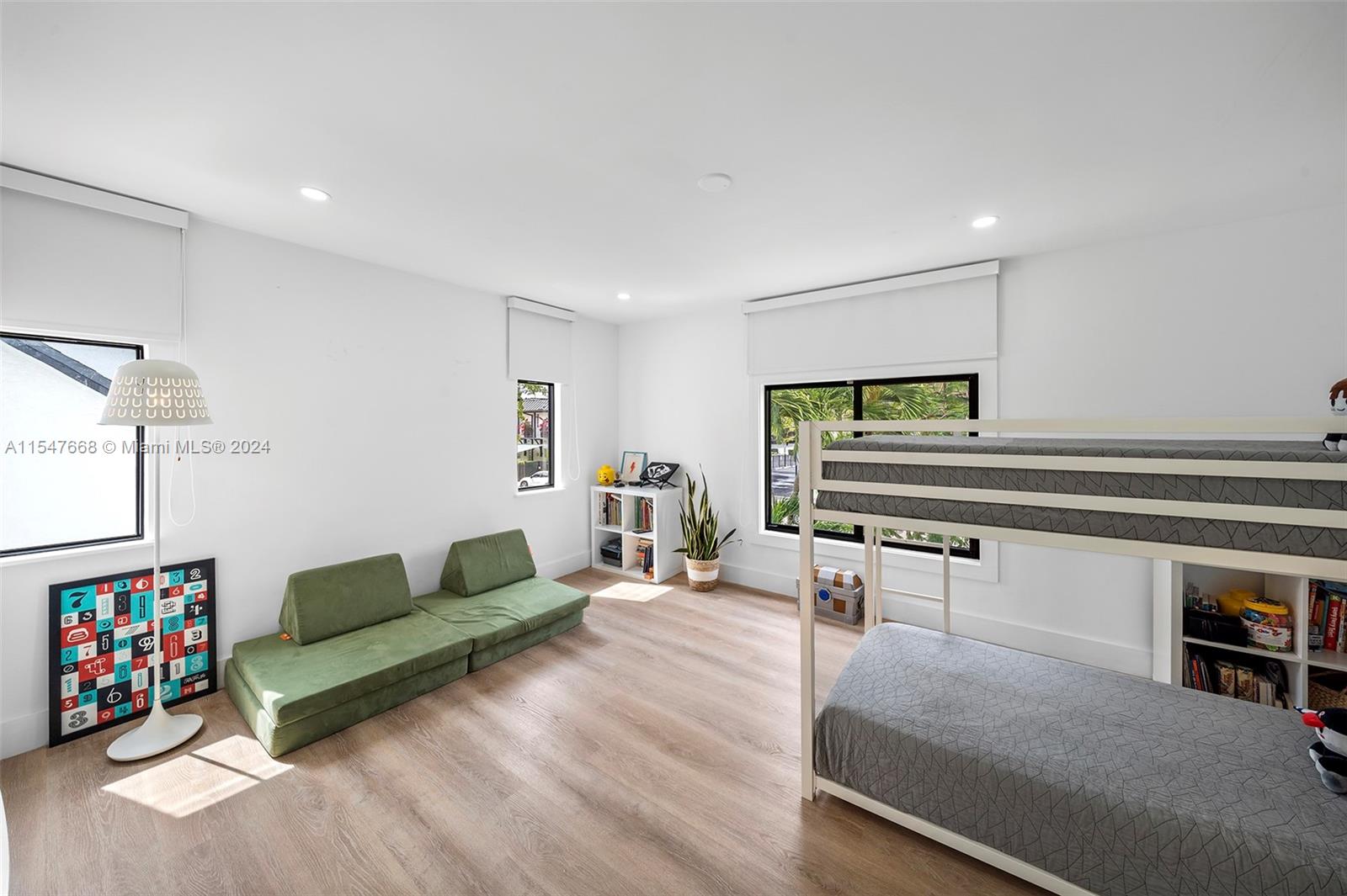 ROYAL PALM VILLAS - Residential