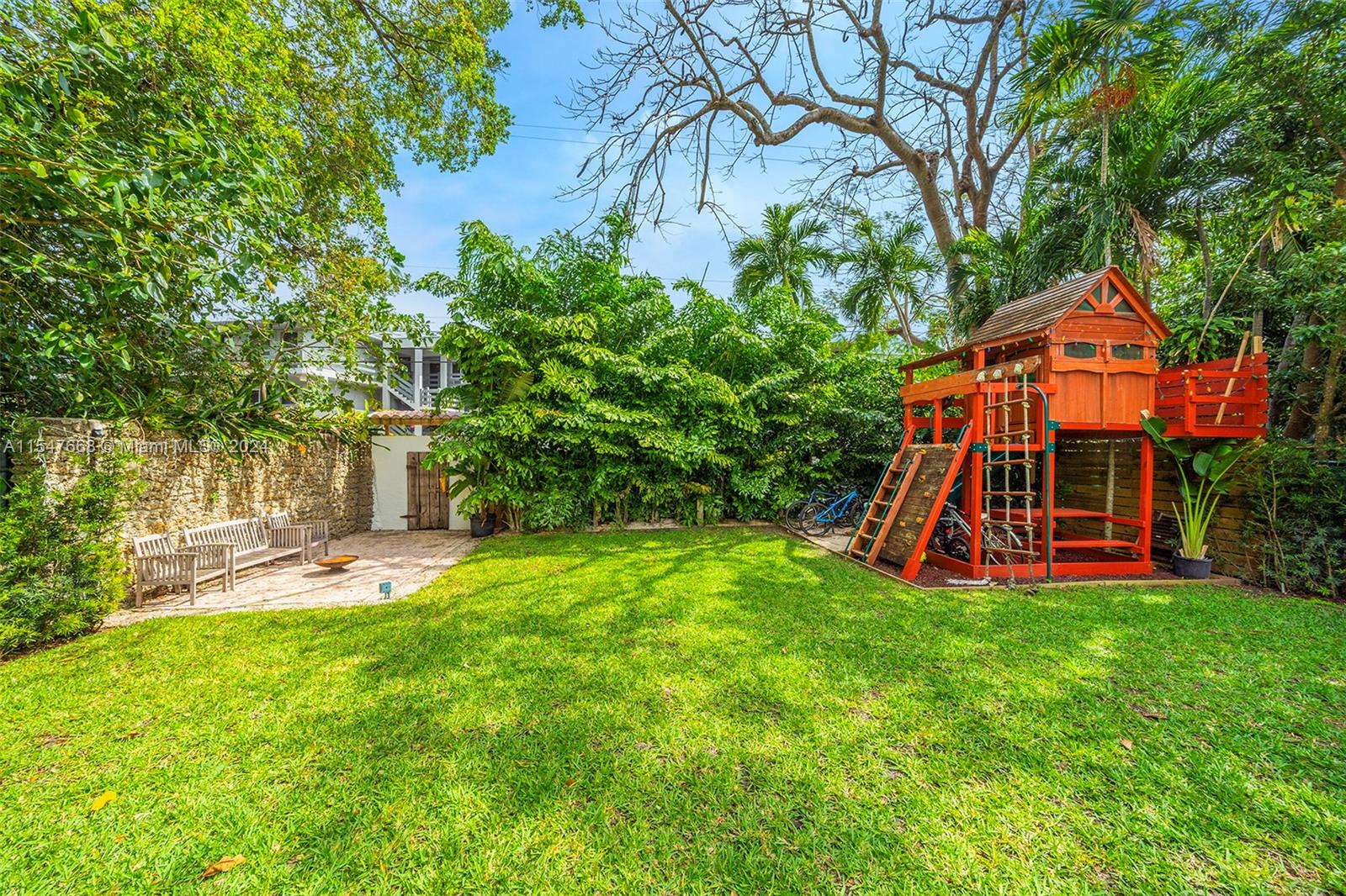 ROYAL PALM VILLAS - Residential