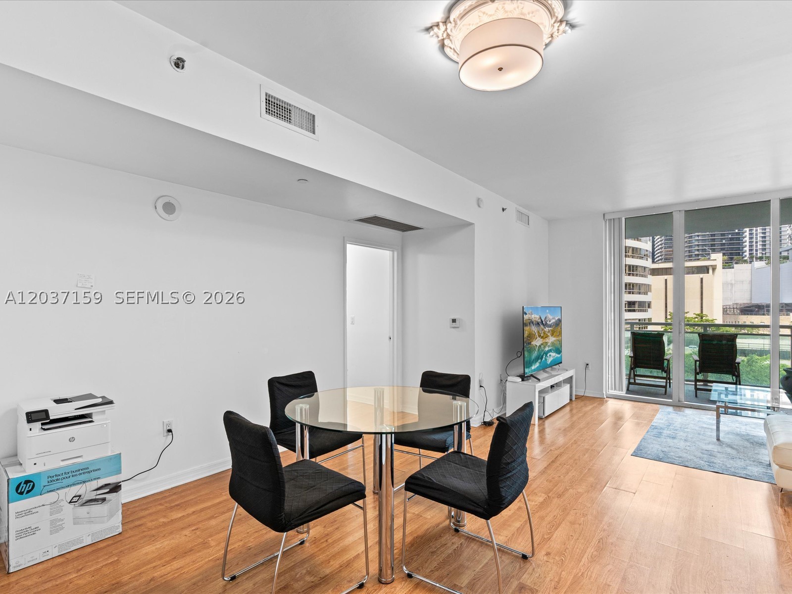 Live in the heart of Brickell at The Plaza on Brickell. This bright 1 bed / 1 bath residence offers floor-to-ceiling impact-resistant windows, 9-foot ceilings, a modern kitchen with Italian cabinetry, granite countertops and stainless-steel appliances, in-unit washer/dryer, and a private balcony — the smart, low-maintenance Miami lifestyle in one of the city's most walkable neighborhoods.
The Plaza is a full-service luxury building with resort-style amenities: two infinity-edge pools and hot tub, state-of-the-art fitness center and spa, steam room and sauna, club room with billiards, business center, 24-hour attended lobby, valet, and concierge. Pet-friendly with no weight restrictions.
Unbeatable location steps from Mary Brickell Village and Brickell City Centre, with the best of Brickell's dining, nightlife, and shopping at your door — plus the peaceful bayfront walk around Brickell Key just behind you. Easy access to I-95, the Metromover, and Downtown.
A perfect home base, pied-à-terre, or investment opportunity in Miami's financial district. Schedule your private showing today.