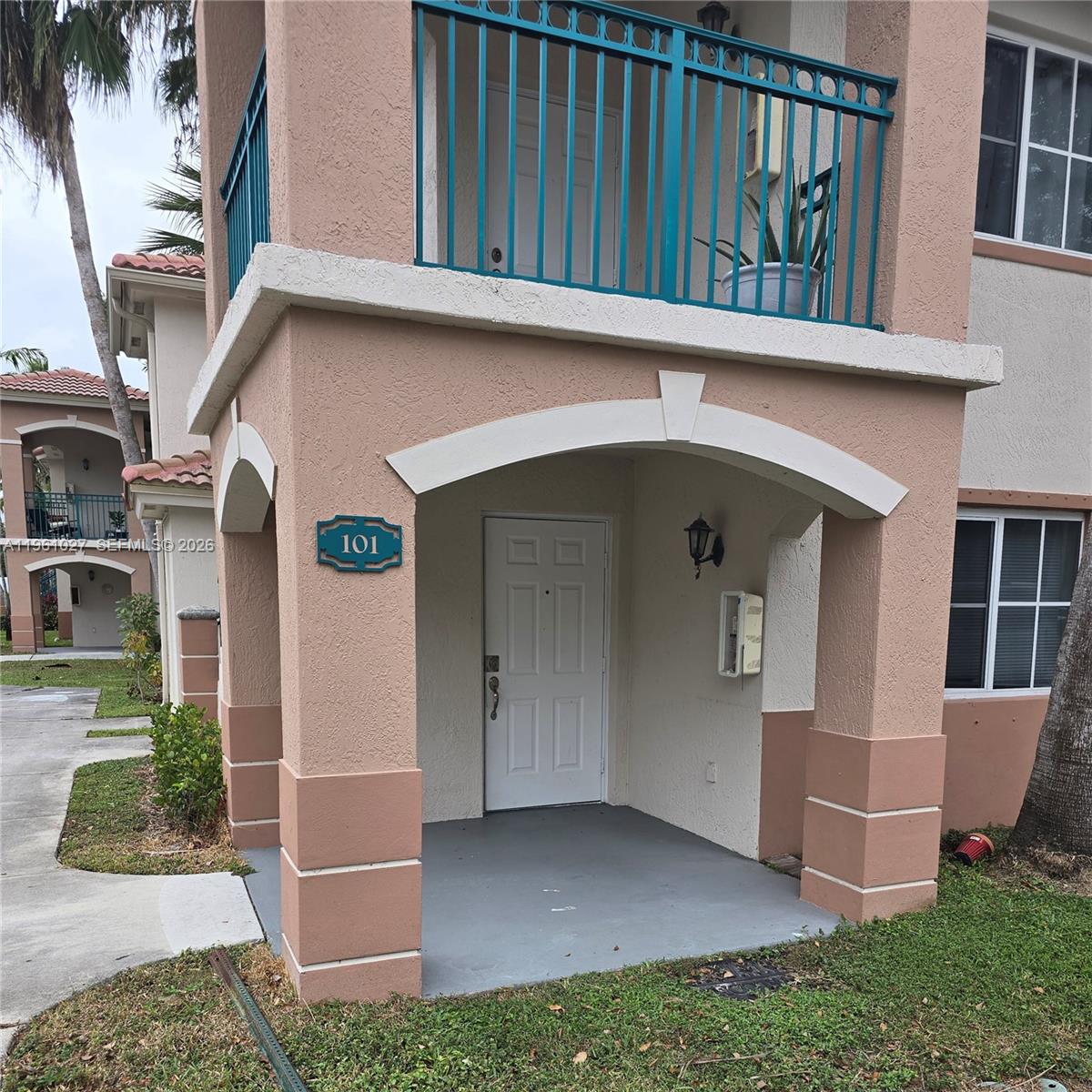 FIRST FLOOR 3/2 CORNER UNIT, INSIDE LAUNDRY. SECURITY PATROL 24/7, GATED COMMUNITY.
   EASY ACCESS TO SHOPS, RESTAURANTS, HEALTH FACILITIES, SCHOOLS AND MORE.