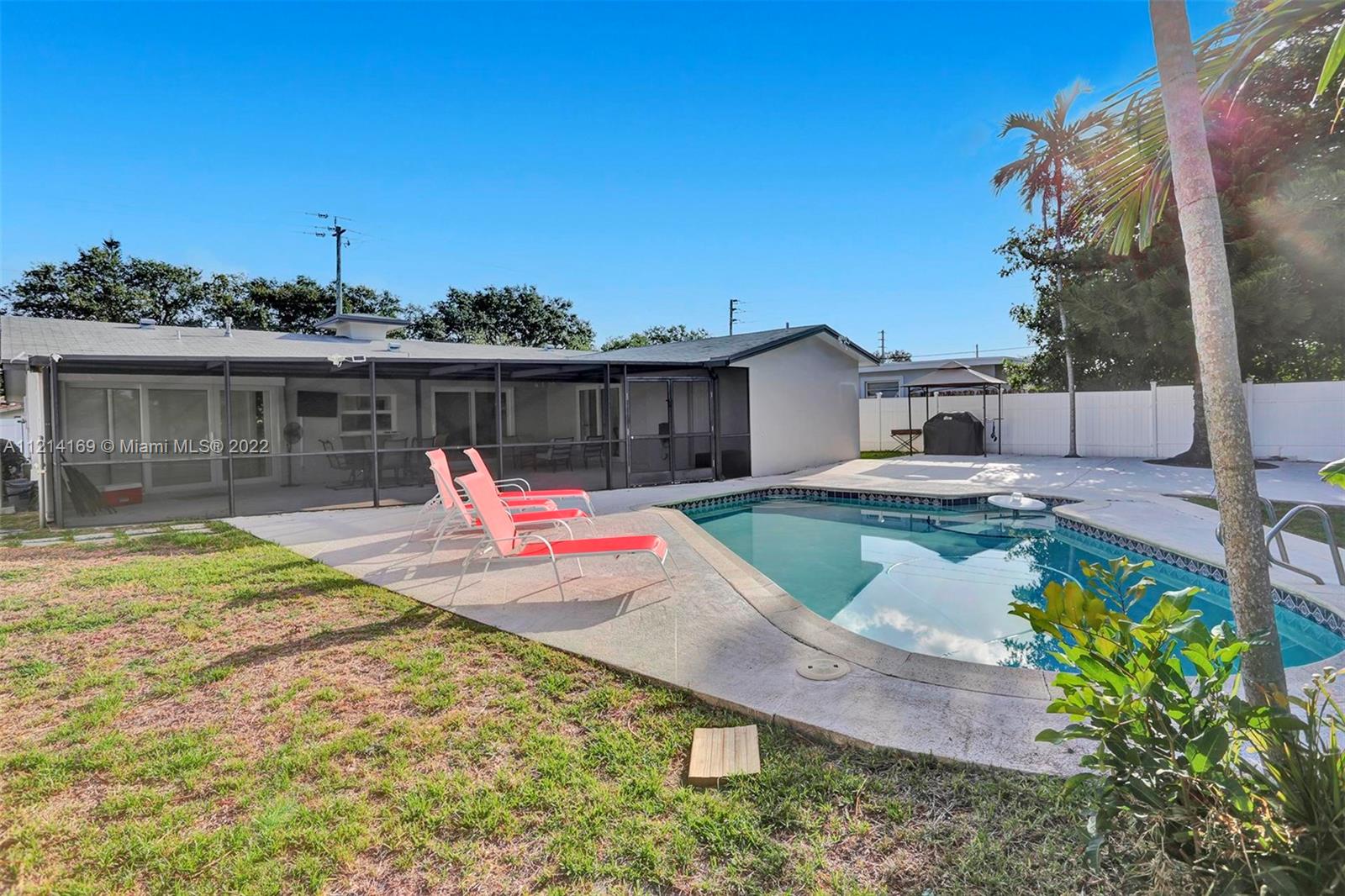HOLLYWOOD HILLS - Residential